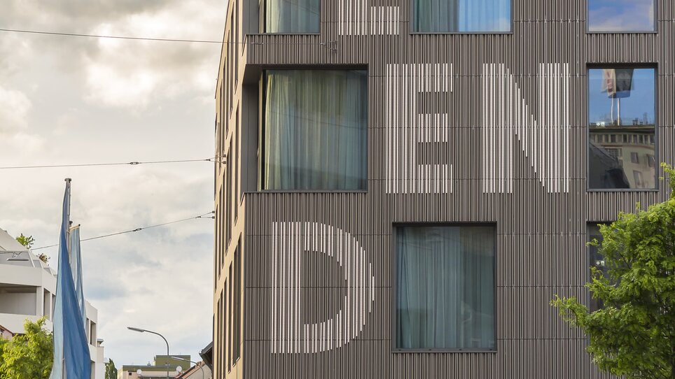 Facciata del Lendhotel a Graz con grandi finestre e la scritta "LEND" sulla parete. | © Lendhotel