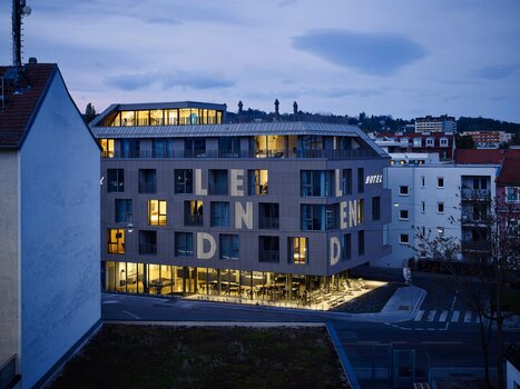 Lendhotel Graz  with illuminated windows at dusk. | © Lendhotel