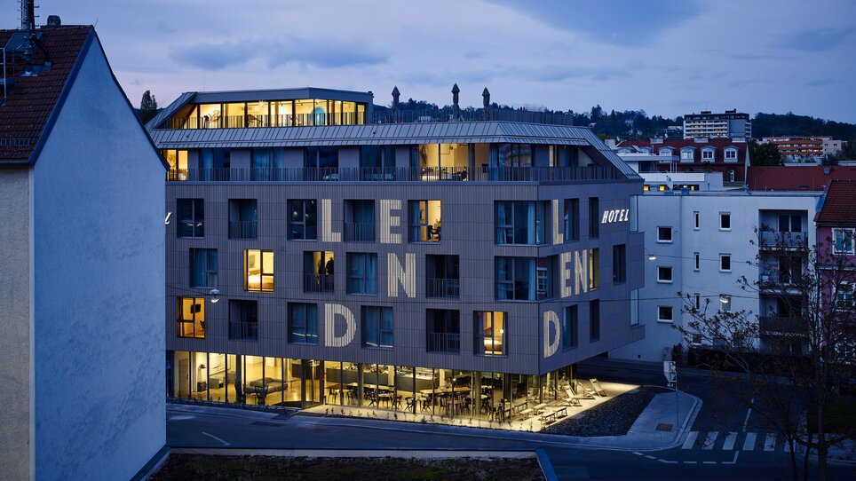 Lendhotel Graz con finestre illuminate al crepuscolo. | © Lendhotel