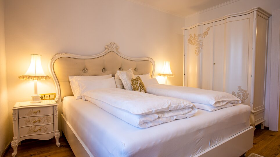 Ein helles Schlafzimmer mit einem großen Bett und zwei Nachttischen. | © Lendplatzl GmbH