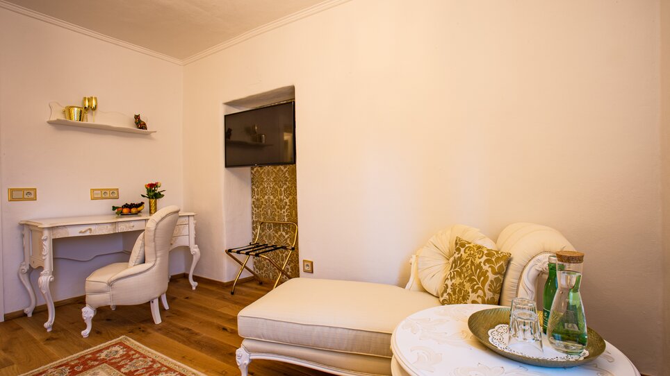 Helles Wohnzimmer mit Sofa, Tisch und Schreibtisch. | © Lendplatzl GmbH