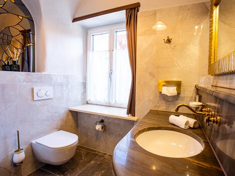 Un bagno moderno con WC, lavabo e finestra. | © Lendplatzl GmbH