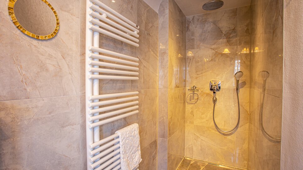 Moderne Dusche mit Fliesen und Handtuchhalter. | © Lendplatzl GmbH