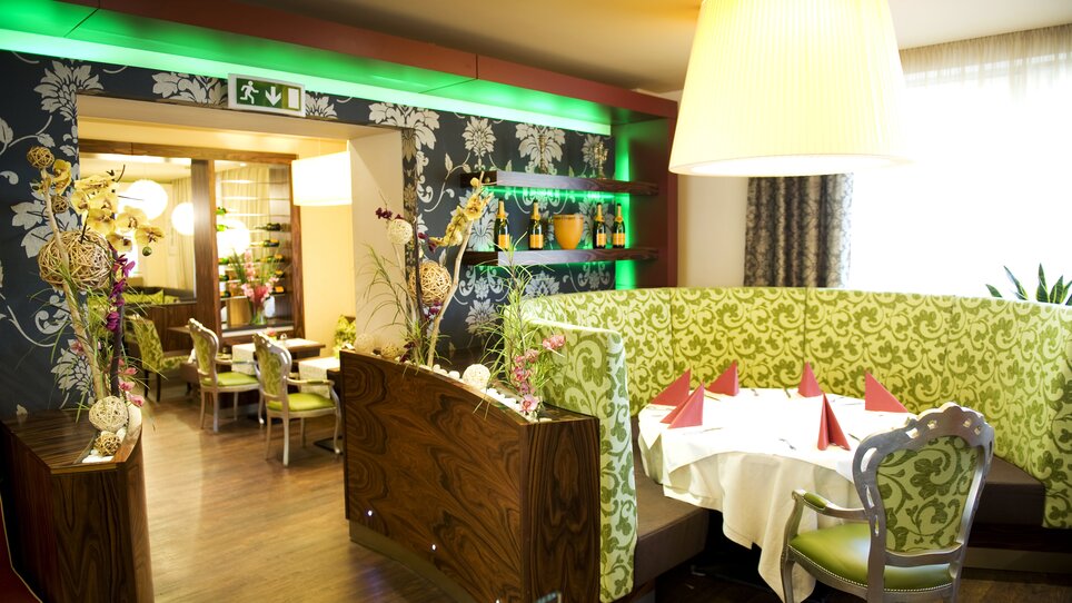 Inviting restaurant with floral decor and a cozy atmosphere. | © Lindenwirt