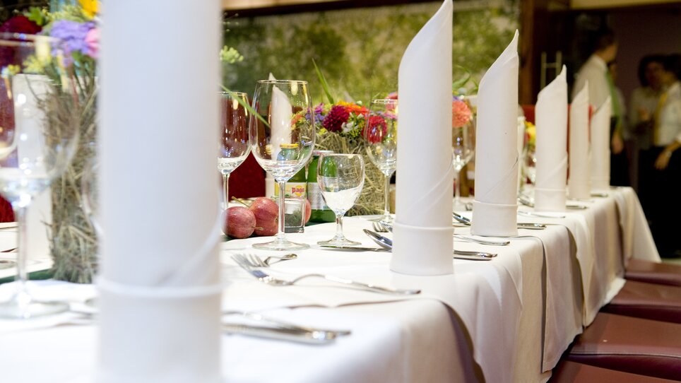 An elegantly set table with flowers, glasses, and napkins. | © Lindenwirt