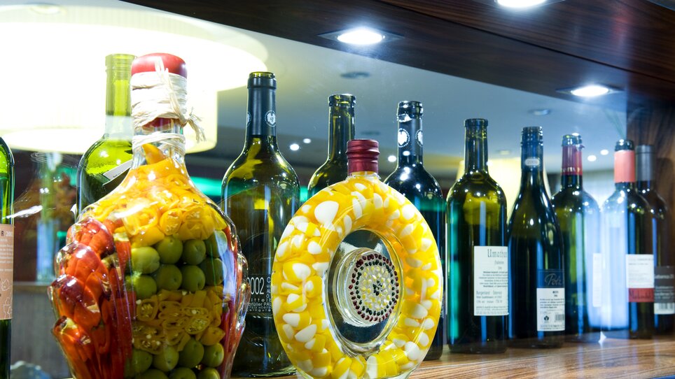 A display of various wines and decorative bottles. | © Lindenwirt