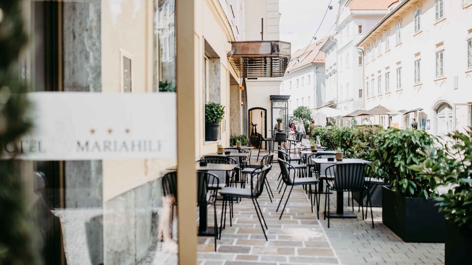 Outdoor seating area of Hotel Mariahilf in Graz. | © ConnyPaPhotography