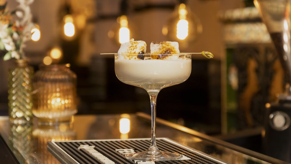 An elegant cocktail with two toasted marshmallows in a cocktail glass. | © Magdalena Bereźnicka
