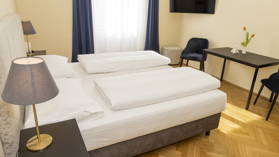 Cozy room with a large bed and a workspace. | © Magdalena Bereźnicka