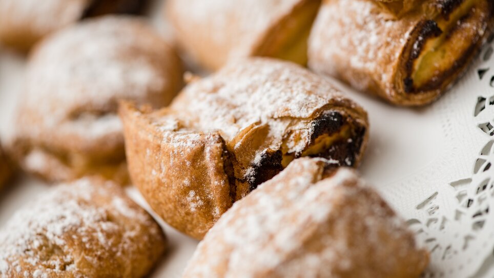 Freshly baked pastry dusted with powdered sugar. | © Ulf Thausing