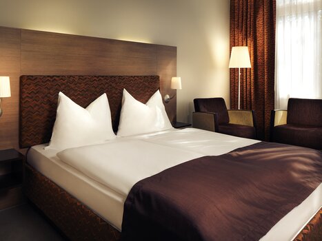 Bright double room with two pillows and modern furnishings. | © Mercure City - Abaca Corporate - Mitja Kobel