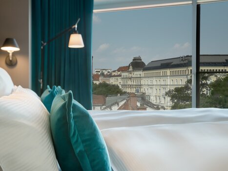 Modern double room with a view of Graz. | © Motel One Austria GmbH