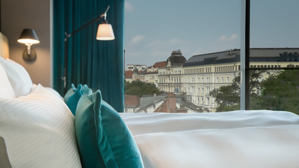 Modernes Doppelzimmer mit Blick auf Graz. | © Motel One Austria GmbH