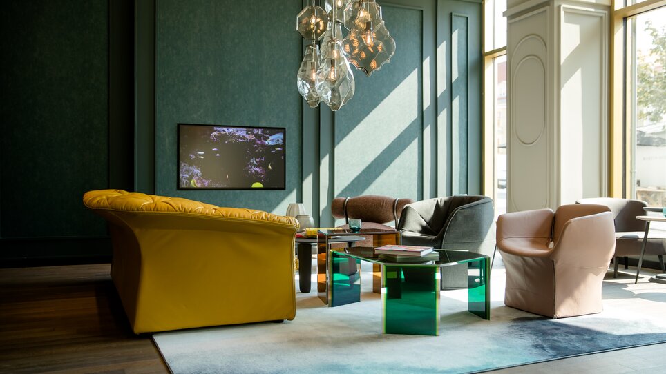 Lounge mit bunten Möbeln. | © Motel One Austria GmbH
