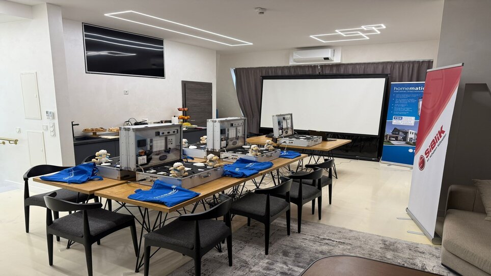 Modern meeting space equipped with technology and refreshments. | © NED Hotel