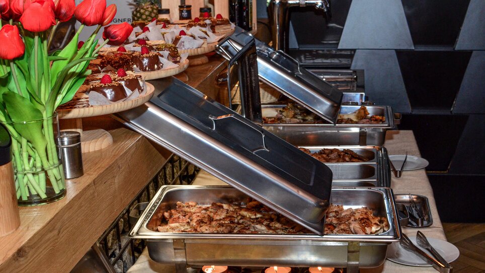 Diverse buffet with meat dishes and desserts. | © NED Hotel