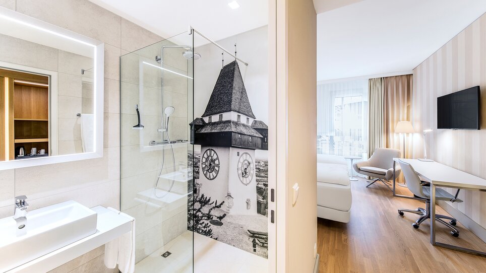 Doppelzimmer im Hotel NH Graz City mit Dusche und Bild vom Grazer Uhrturm. | © NH Hotel