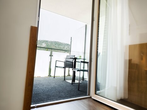 Balcony with table and chairs at NOVAPARK Flugzeughotel Graz. | © Ulrike Rauch