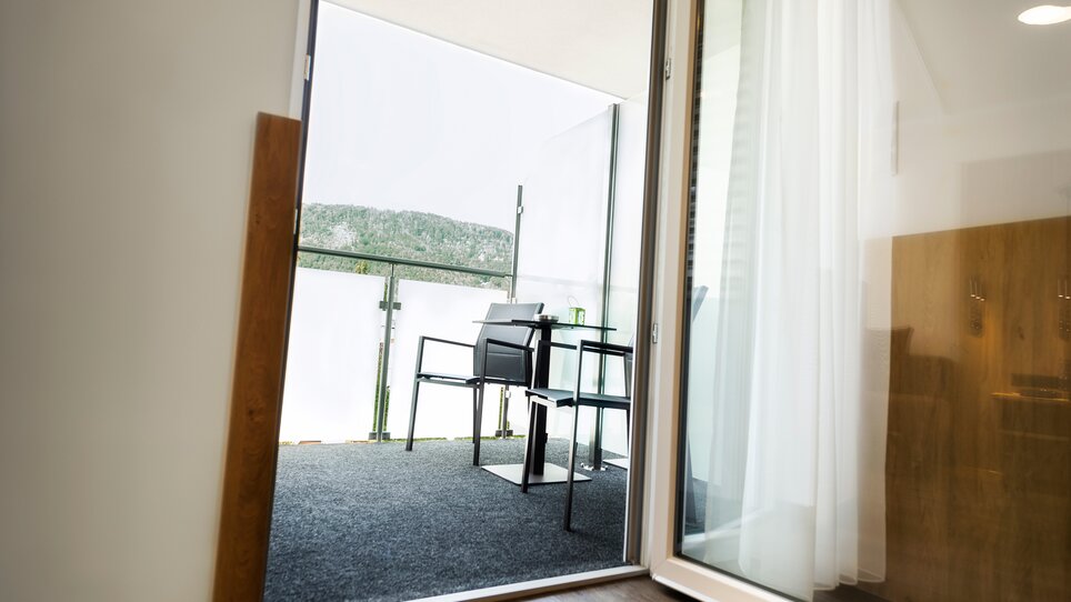 Balcone con tavolo e sedie al NOVAPARK Flugzeughotel Graz. | © Ulrike Rauch