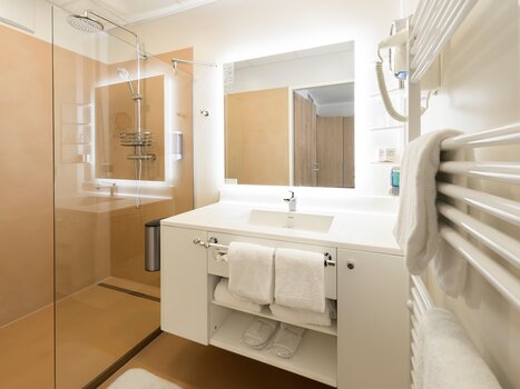 Bathroom with shower and sink in the NOVAPARK Hotel. | © Ulrike Rauch