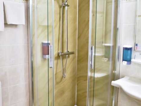 Shower cubicle with glass walls and rain shower in the bathroom. | © Ulrike Rauch