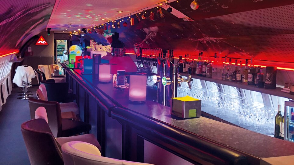 Bar elegante con posti a sedere e bevande al NOVAPARK Hotel Aereo Graz. | © Novapark