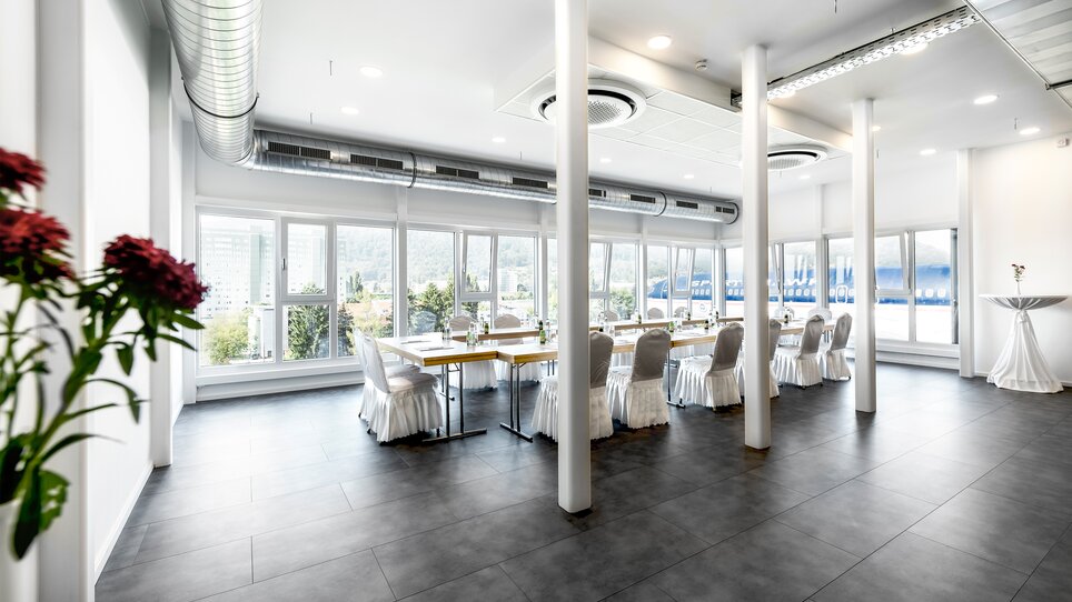 Luminoso sala conferenze con tavolo e sedie. | © Ulrike Rauch