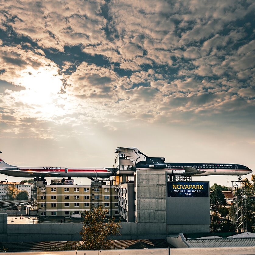 An aircraft is placed atop the NOVAPARK Hotel in Graz. | © Ulrike Rauch