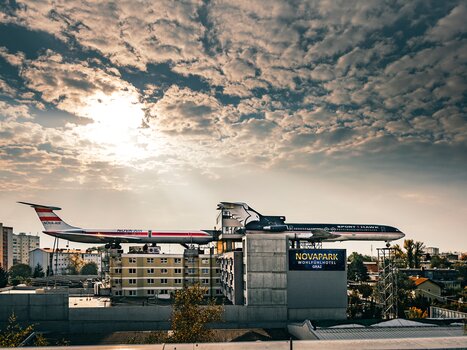 An aircraft is placed atop the NOVAPARK Hotel in Graz. | © Ulrike Rauch
