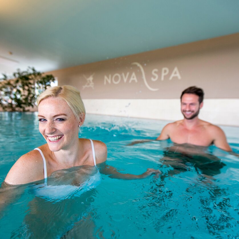 Ein Mann und eine Frau entspannen im Poolbereich des NOVA SPA. | © Novapark 