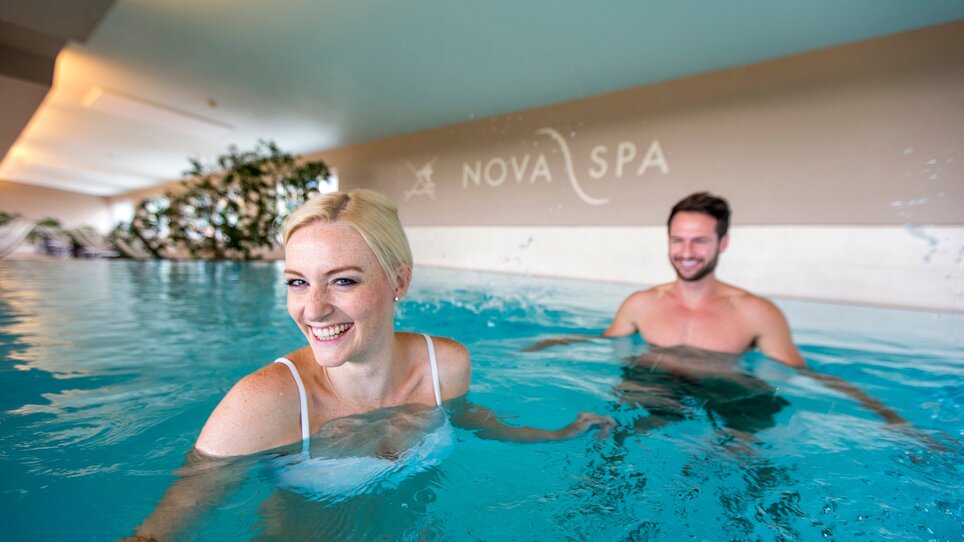 Un uomo e una donna si rilassano nell'area piscina di NOVA SPA. | © Novapark 