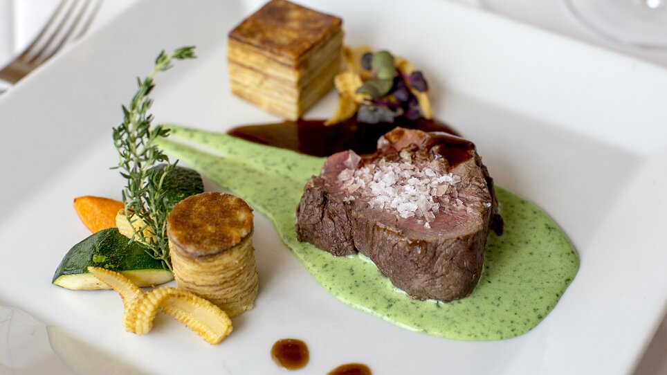 Un filetto di manzo perfettamente cotto con contorni. | © Novapark