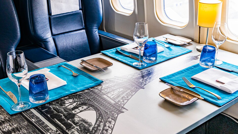 Tavolo con accenti blu nel NOVAPARK Hotel aereo Graz. | © Graz Tourismus - Werner Krug