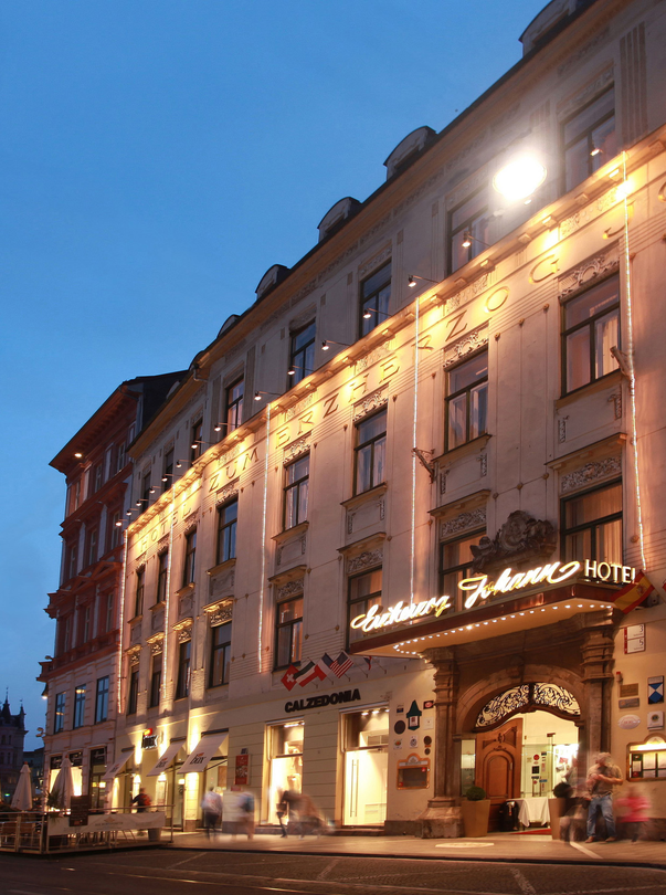 Das Palais-Hotel Erzherzog Johann in Graz bei Nacht. | © Katharina Wassler