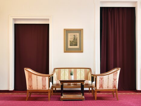 Area salotto elegante con due porte e un dipinto. | © Hotelpartner