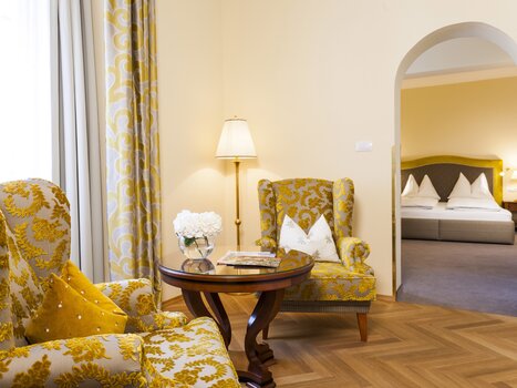 Stylish room with patterned chairs and table. | © Parkhotel Graz