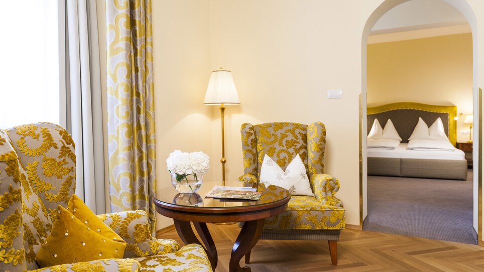 Stylish room with patterned chairs and table. | © Parkhotel Graz