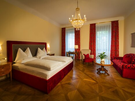 Double room with large bed and two pillows. | © Parkhotel Graz