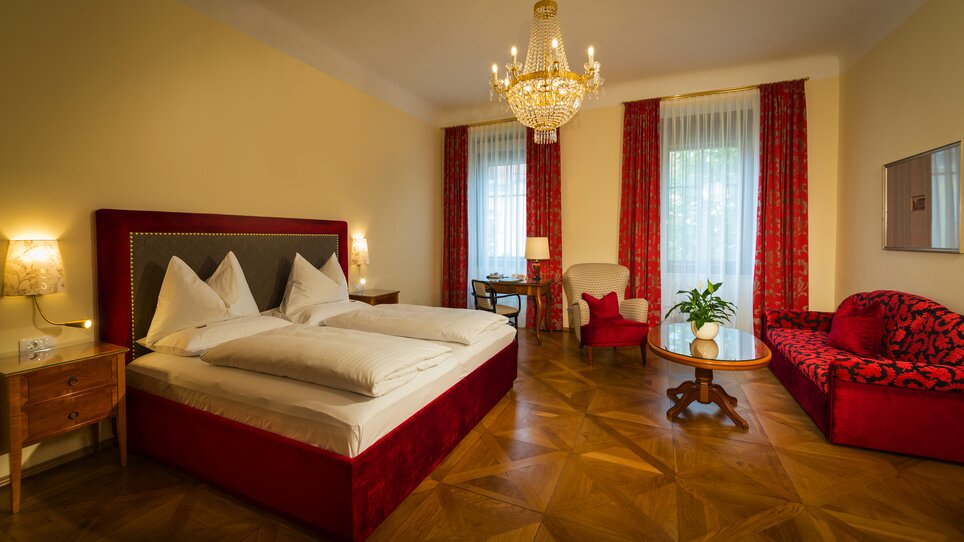 Double room with large bed and two pillows. | © Parkhotel Graz