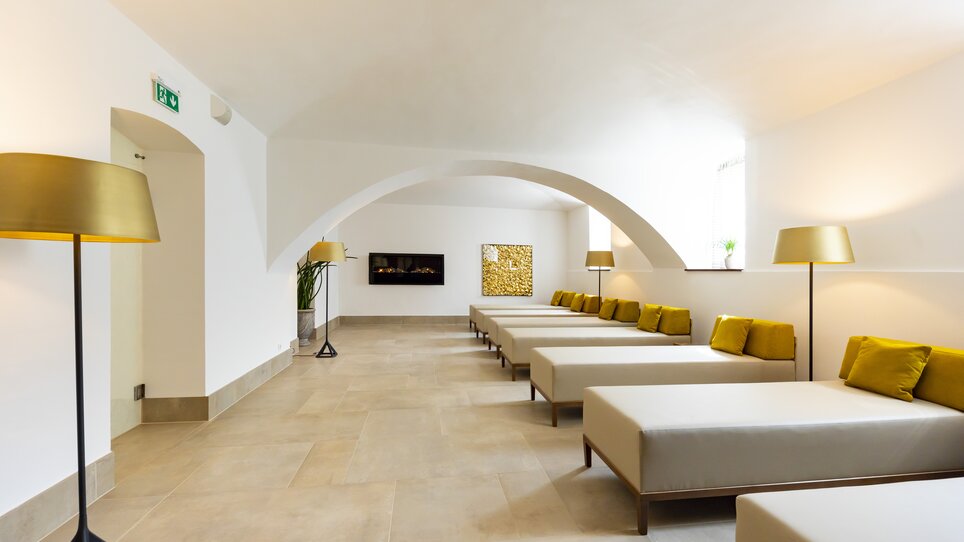 Relaxation room with loungers and modern design. | © Parkhotel Graz