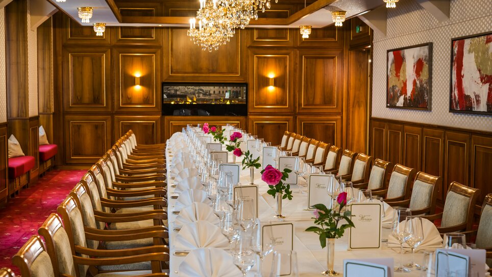 Elegant dining room with a set table and flowers. | © Parkhotel Graz