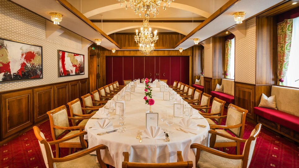Elegant dining room with a festively set table. | © Parkhotel Graz