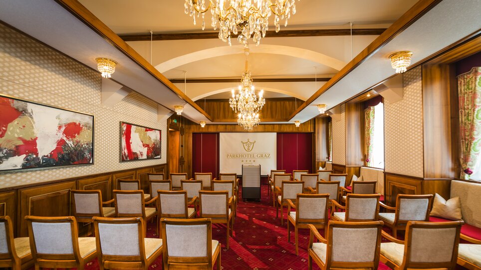 Elegant conference room with chairs and chandeliers. | © Parkhotel Graz