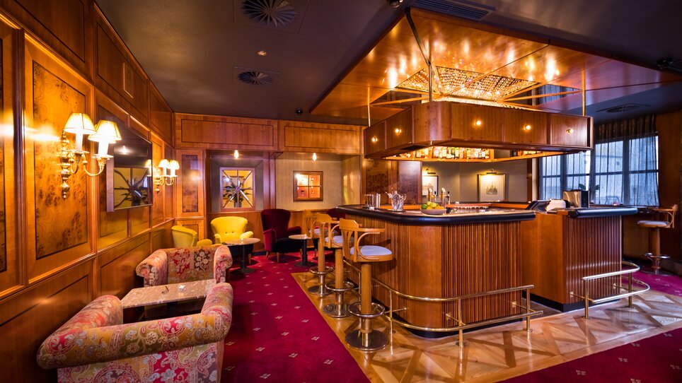 A stylish interior featuring a bar and cozy seating. | © Parkhotel Graz