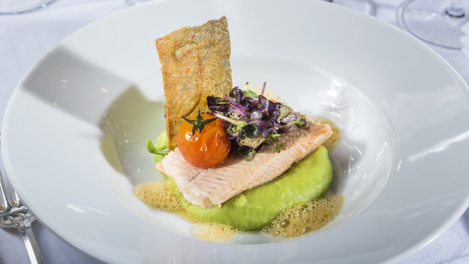 Dish with salmon, pea puree, cherry tomato, and chips. | © Parkhotel Graz