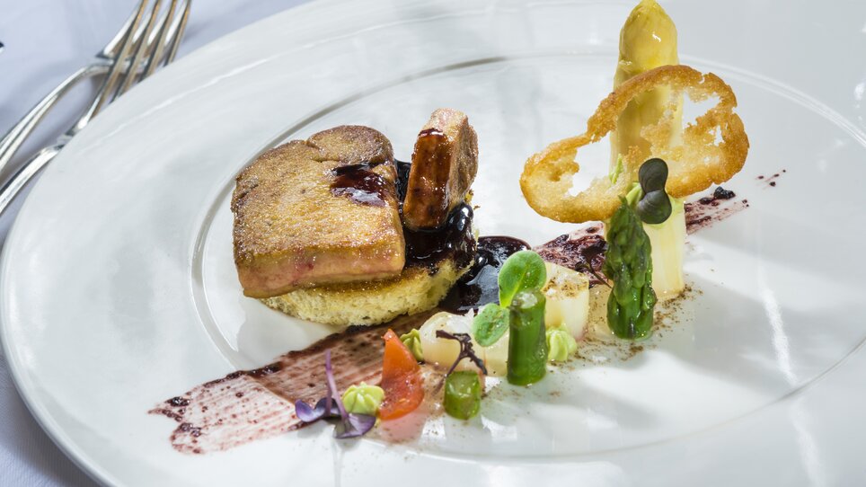 Gourmet dish with foie gras, vegetables, and sauce. | © Parkhotel Graz
