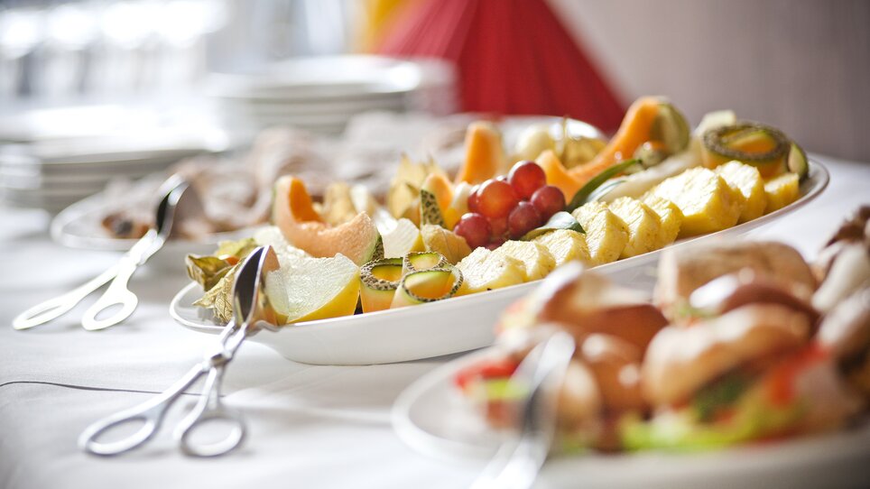 Colorful fruit platter with melons, grapes, and pineapples. | © PLAZA INN Graz City - Harald Eisenberger