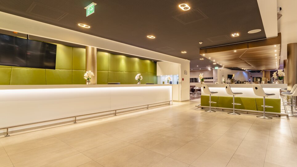 Modern hotel reception. | © Plaza INN Graz