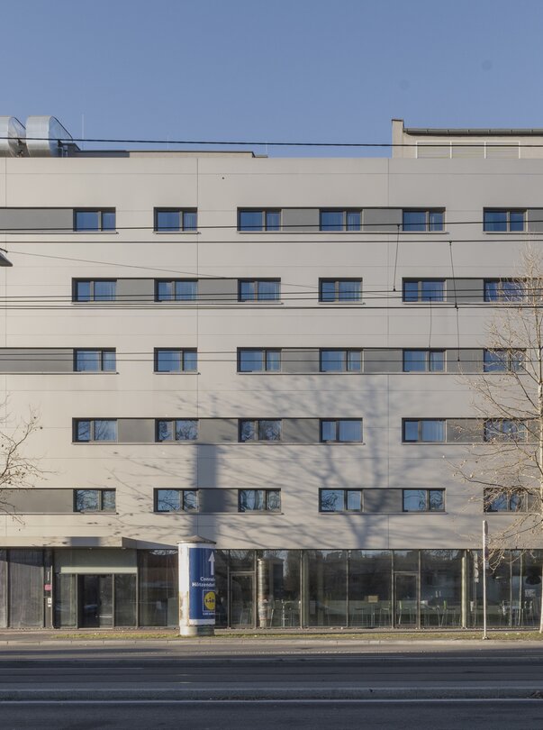 Hotel building with glass front and multiple windows. | © Plaza INN Graz