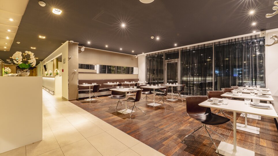 Stylish restaurant with modern tables and chairs. | © Plaza INN Graz